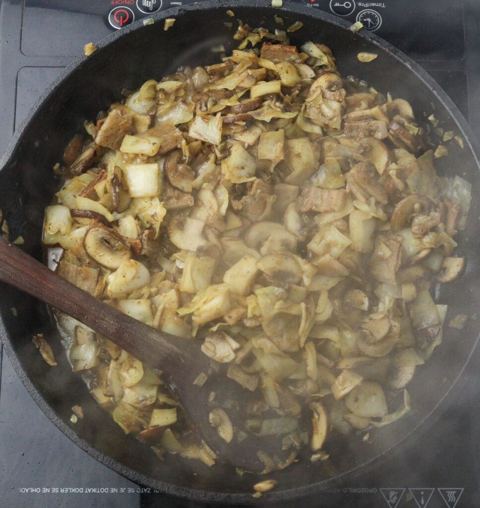 image showing how to cook cabbage and mushrooms for lazanki